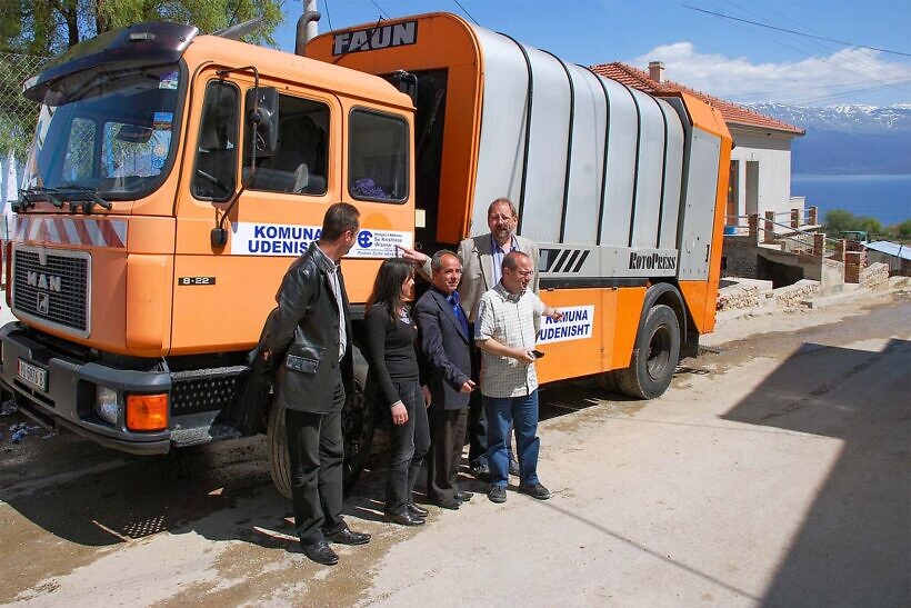 Handover of a garbage truck for Udënisht