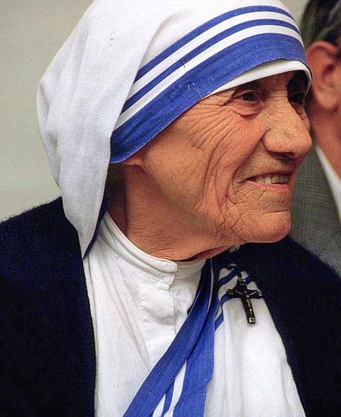 So kennt sie die Welt: Mutter Teresa 1986 bei einer Pro-life-Kundgebung auf dem Bonner Münsterplatz   (Foto: Túrelio/Wikimedia-Commons)