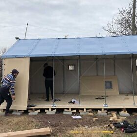 Shelter-Aufbau in Lezha