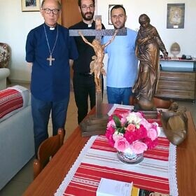 Übergabe der Spenden an den Bischof in Lezha