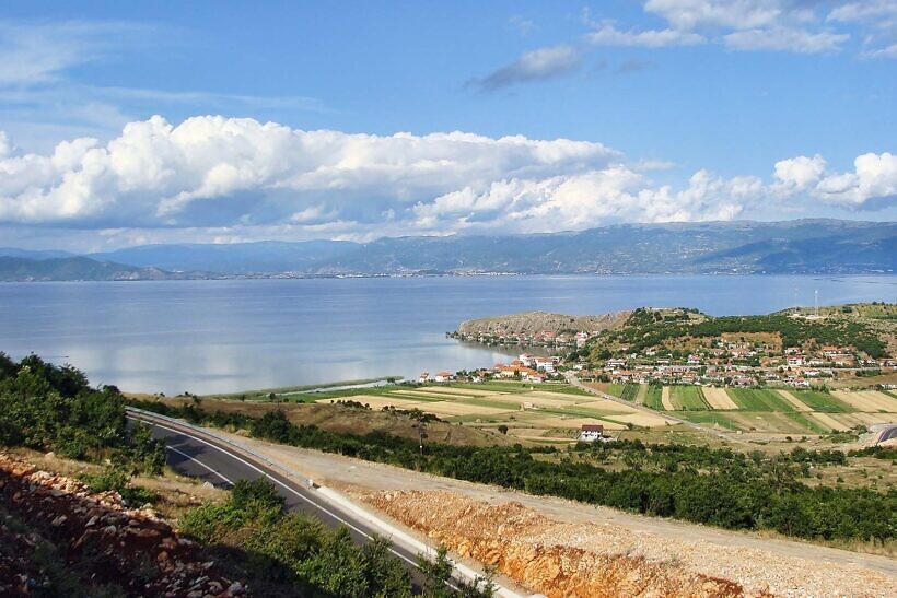 Blick vom Pass Qafë Thanë auf den Ohridsee und das Dorf Lin