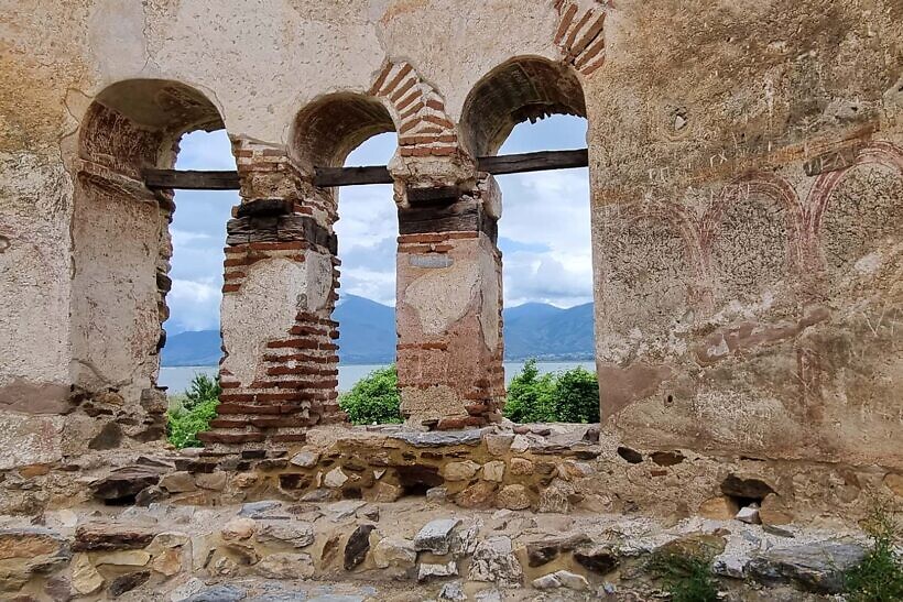 In den Ruinen der Basilika Agios Achillios