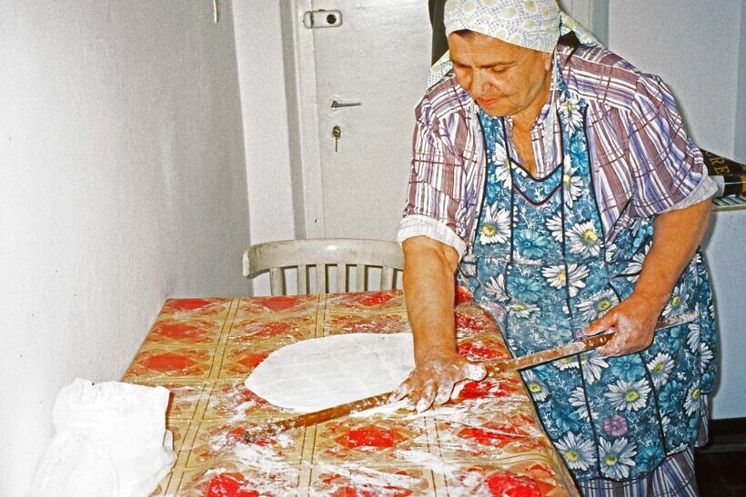 Herstellung von Bakllava – das Ausrollen der hauchdünnen Blätter ist eine Kunst