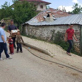 Familienpakete verteilen in Velçan