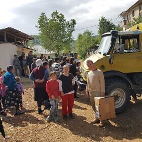 Familienpakete verteilen in Bishnica