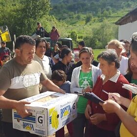 Familienpakete verteilen in Bishnica