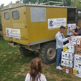 Familienpakete verteilen in Losnik