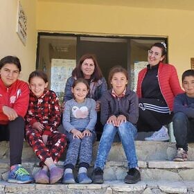 Kinder und Mitarbeiter vor der Schule in Bishnica