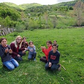 Kinder und Mitarbeiter vor der Schule in Bishnica