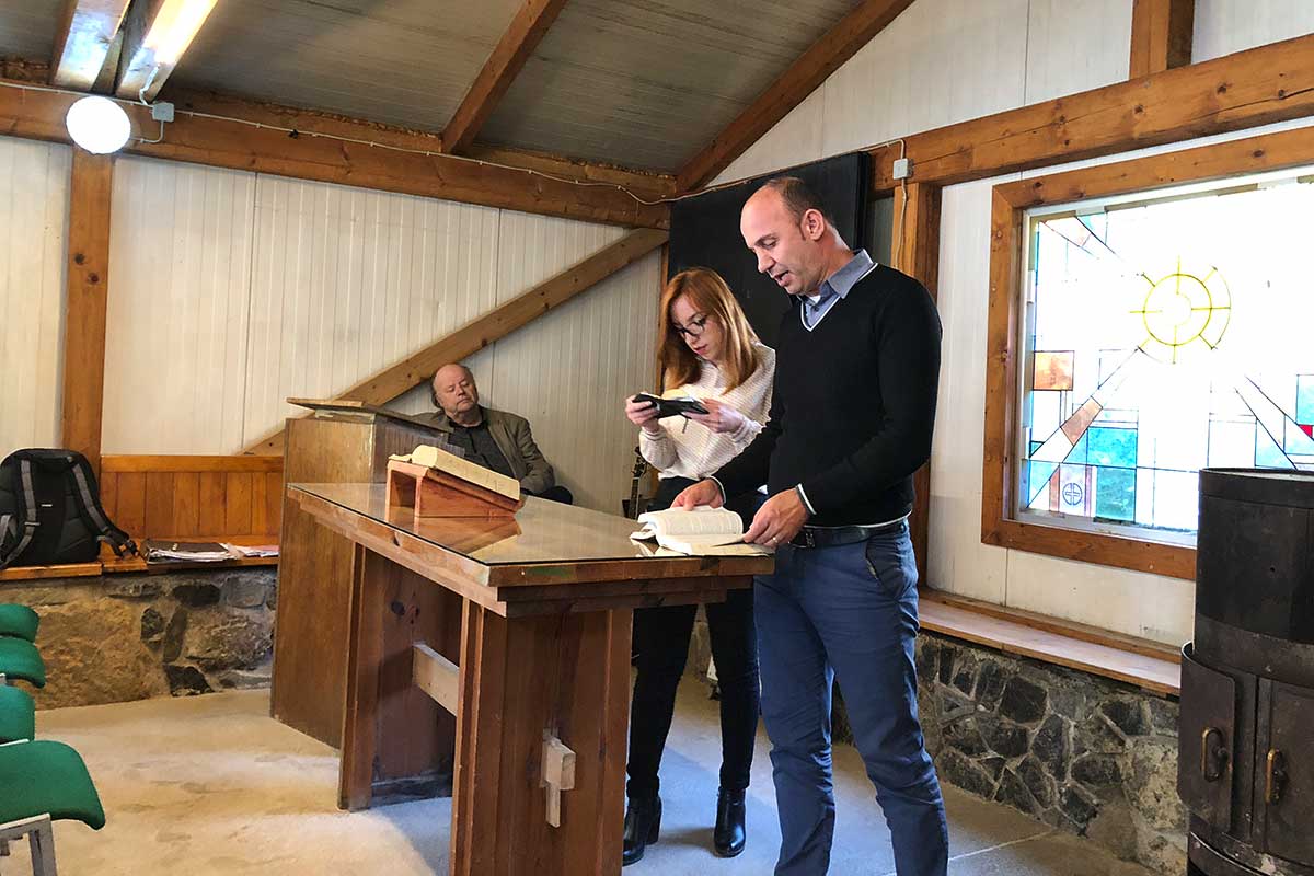 Petro Vako als Übersetzer in der Kühlhaus-Kirche, 2018