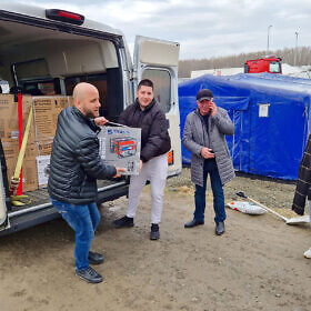 Ukrainische Helfer beim Ausladen der Generatoren an der rumänisch-ukrainischen Grenze