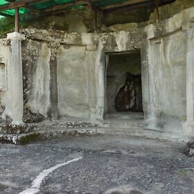 Grab III mit ionischen Säulen