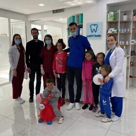 Kinder in der neuen Zahnarztpraxis