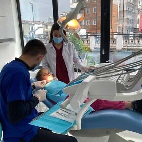 Kinder in der neuen Zahnarztpraxis