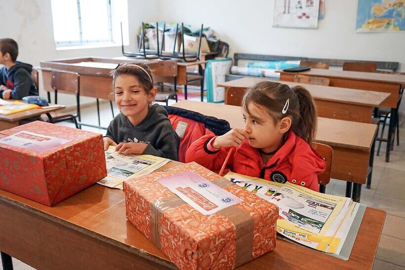 Weihnachtsaktion Kinder mit Weihnachtsgeschenk