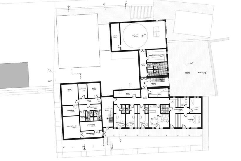 Basement mit Arbeits-, Sport- und Therapieräumen