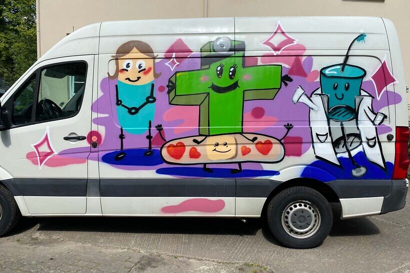 Das Gesundheitsmobil, künstlerisch bearbeitet von Arkadij Blinow